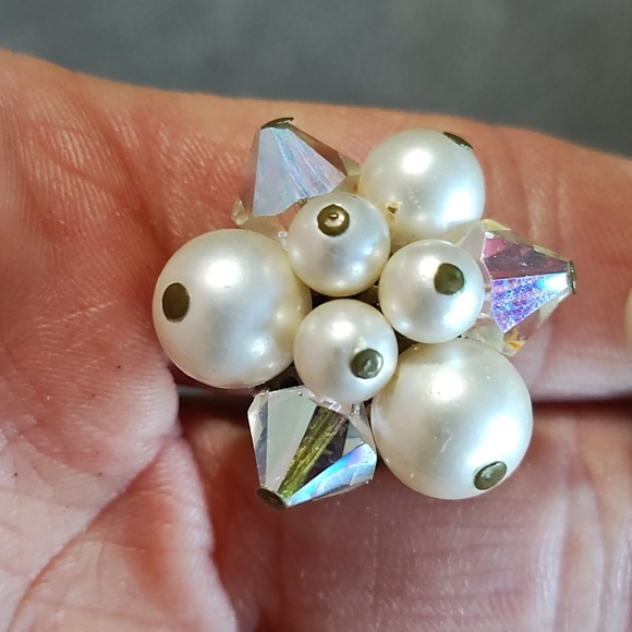 VINTAGE 60s CLUSTERED WHITE FAUX PEARL AB CRYSTAL CLIP-ON 1" EARRINGS - Picture 4 of 10